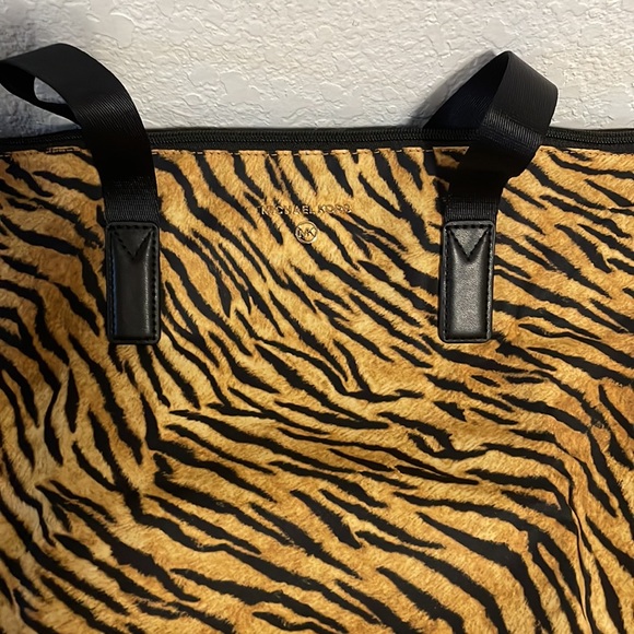 Micheal Kors Animal Print Jet Set Travel Packable Tote - Picture 8 of 9